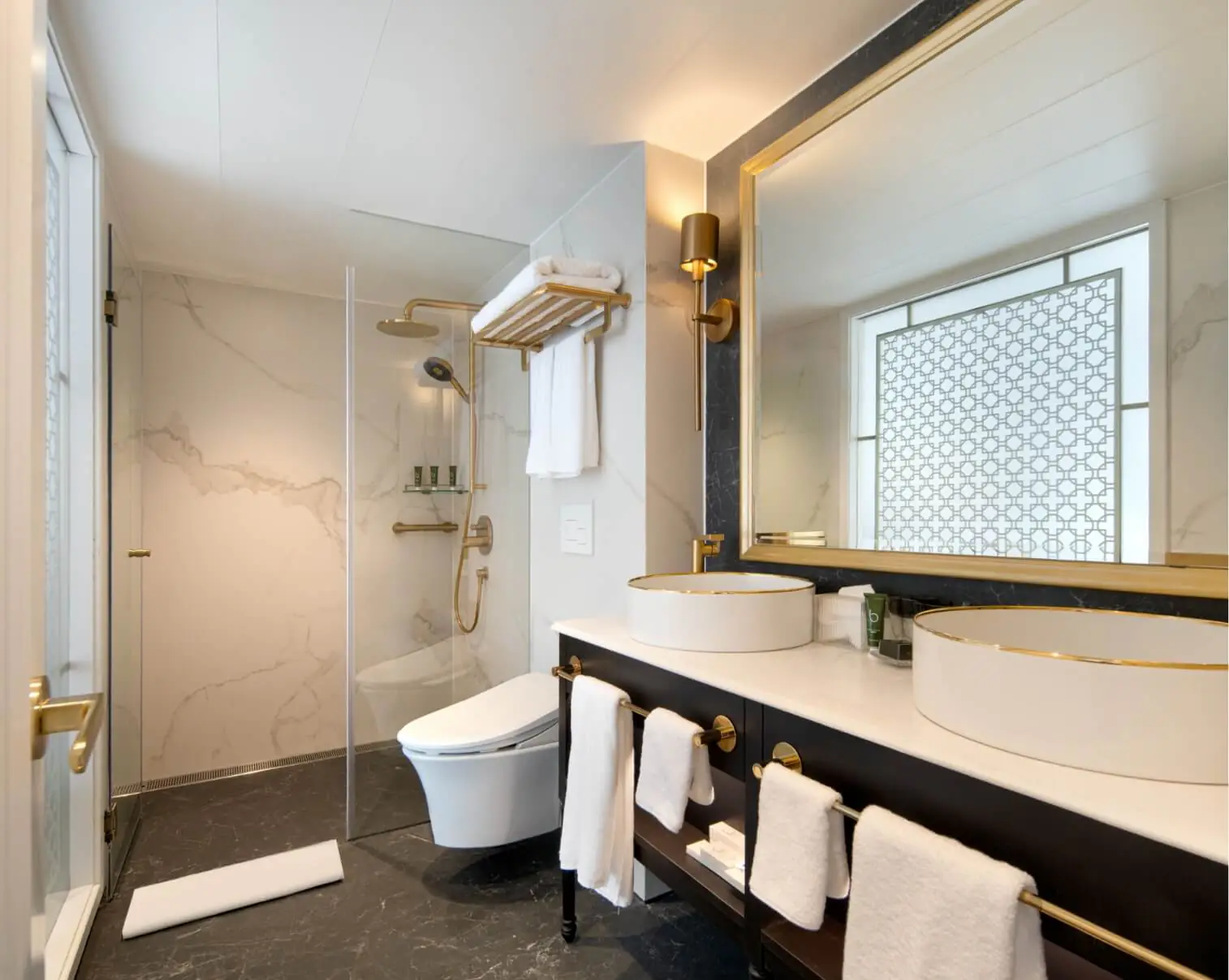 Ambassador Suite includes access to the Velvet Lounge for unlimited drinks and snacks. (m)